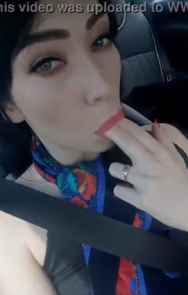 Novinha pelada no carro metendo o dedo na buceta